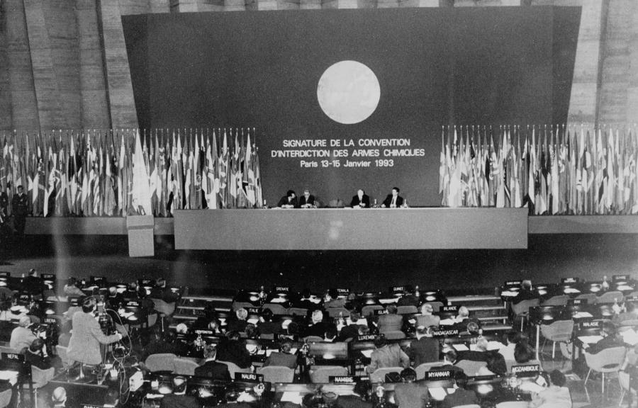 1972 год конвенция. Конвенция 1993 года о запрещении химического оружия. Париж 1993 конвенция. Конвенция по химическому оружию 1993 года. Химическое оружие ООН.